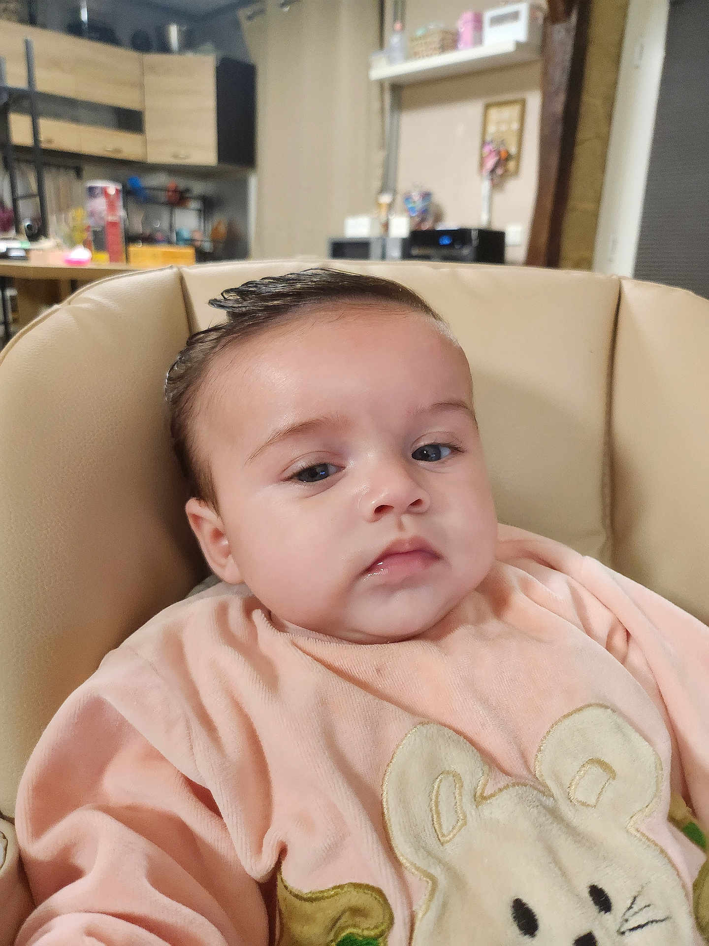 Leiria a rejoint le concours — aidez-le/la à gagner de superbes lots ! baby, child, infant, face, person, clothing, cushion, chair, indoor, home, cute, expressionless, pink, soft, animal_design, head, skin, young, portrait, sitting