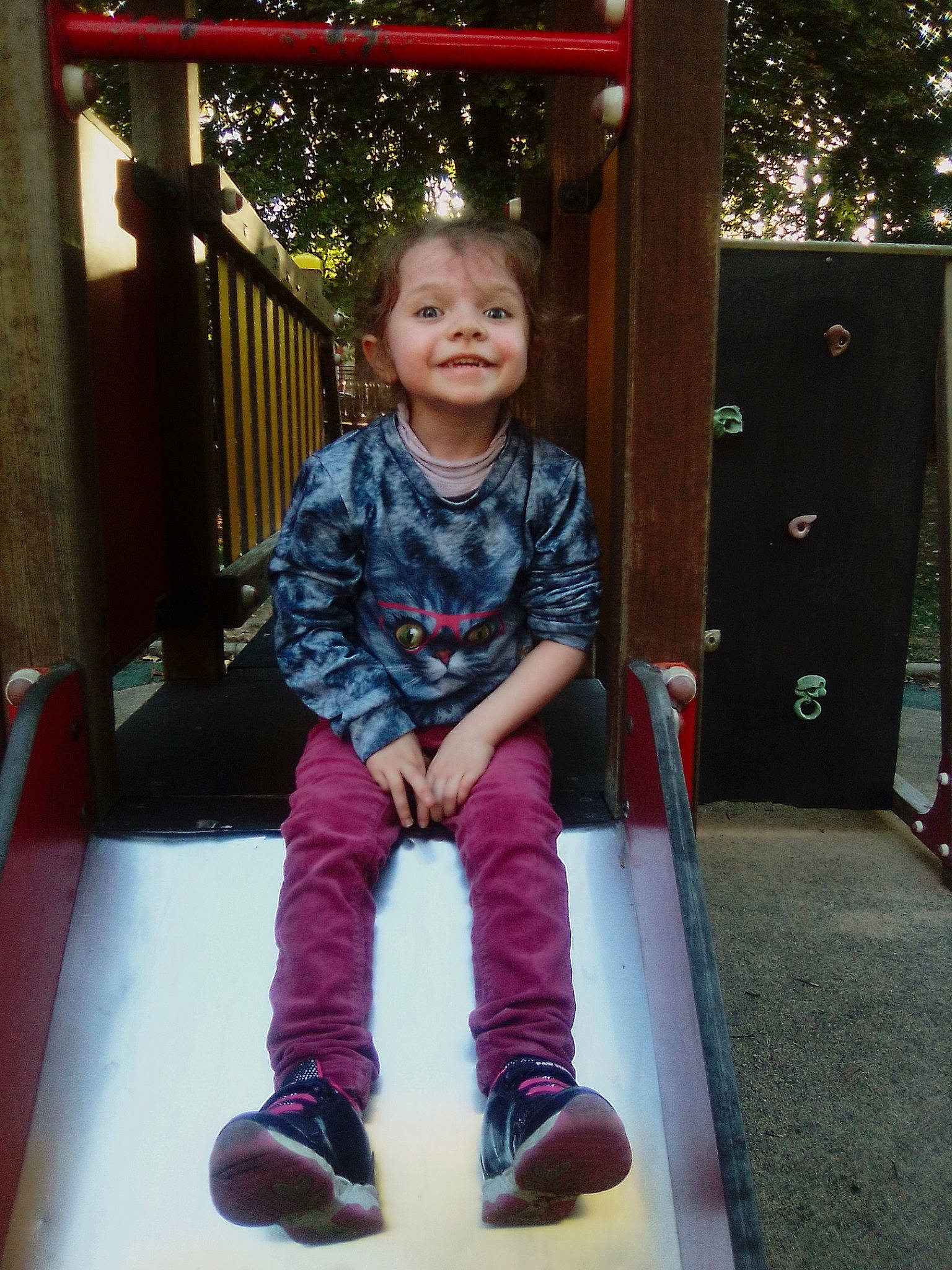 Lorelia Et Noémie participe au concours pour gagner de l'argent avec cette photo : child, fun, jeans, joy, leisure, outdoor_play_equipment, person, play, playground, playground_slide, public_space, recreation, sitting, smile, standing, toddler