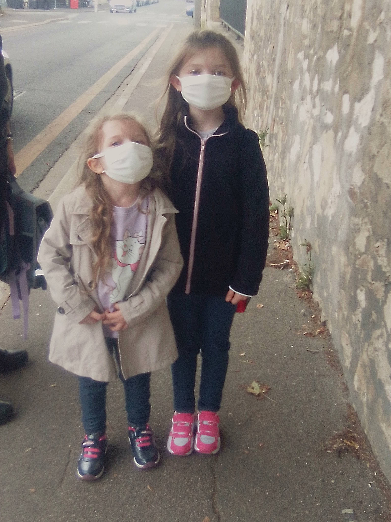 Lorelia Et Noémie participe au concours pour gagner de l'argent avec cette photo : child, footwear, fun, jacket, long_hair, outerwear, person, photograph, photography, plant, shoe, snapshot, standing, tourism, winter