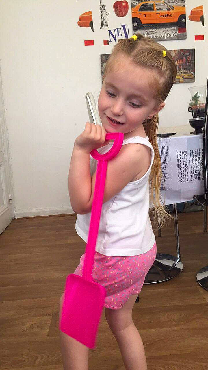 Lili a rejoint le concours — aidez-le/la à gagner de superbes lots ! arm, child, cleaner, joint, joy, neck, person, pink, play, shoulder, toddler