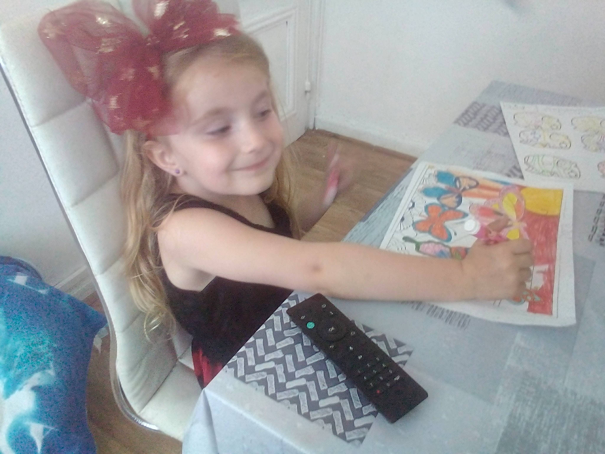 Lili participe au concours pour gagner de l'argent avec cette photo : arm, beauty, child, hair_coloring, hand, happy, joy, long_hair, material_property, person, photography, play, selfie, skin, square, t_shirt, technology, toddler