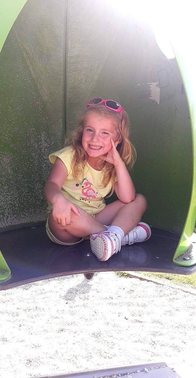 Lili a rejoint le concours — aidez-le/la à gagner de superbes lots ! child, fun, joy, person, photography, play, sitting, smile, toddler, vacation