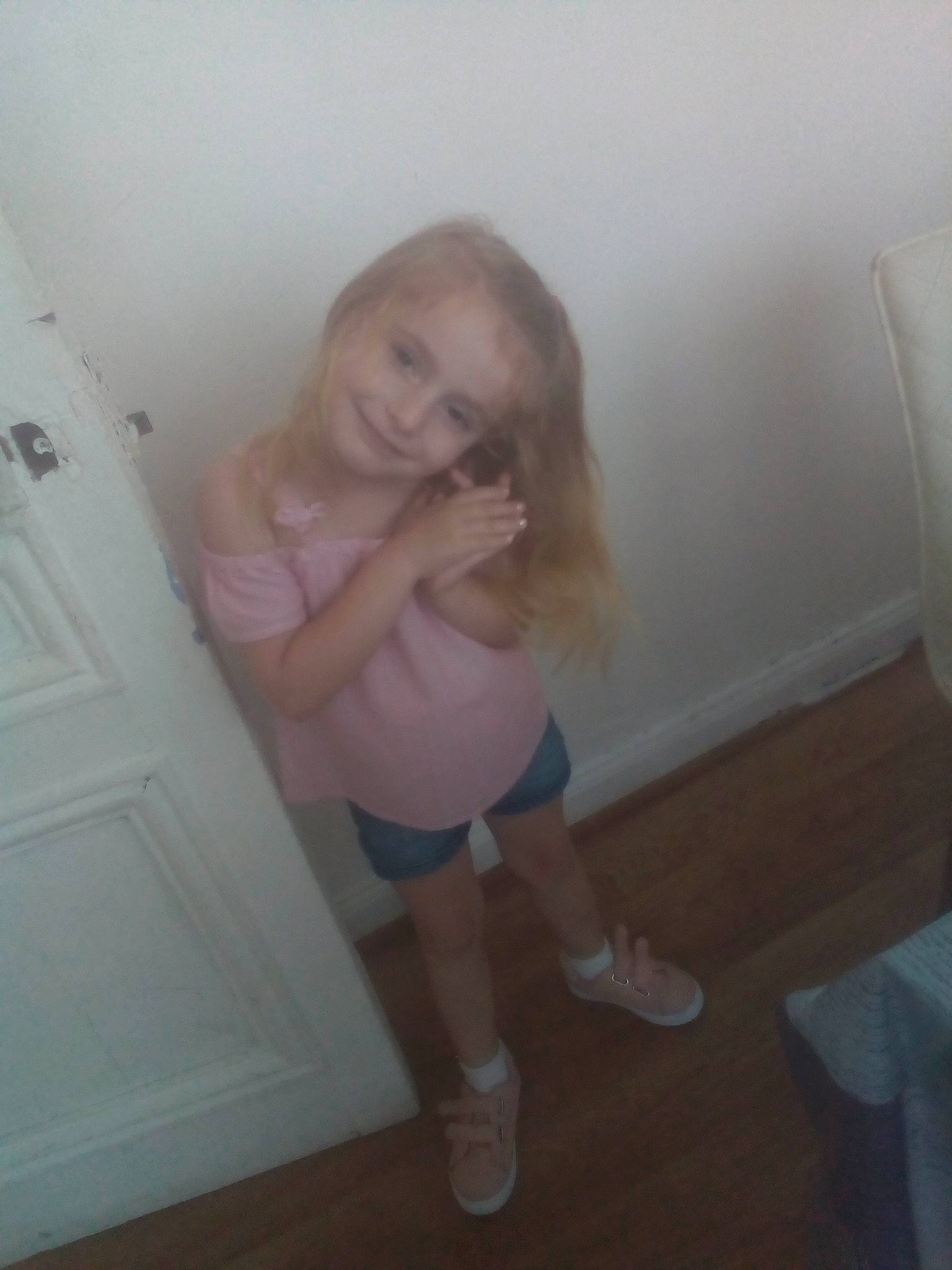 Lili participe au concours pour gagner de l'argent avec cette photo : blond, child, finger, floor, hair, hardwood, human_leg, joint, joy, knee, leg, long_hair, person, photography, pink, room, selfie, shoulder, skin, thigh