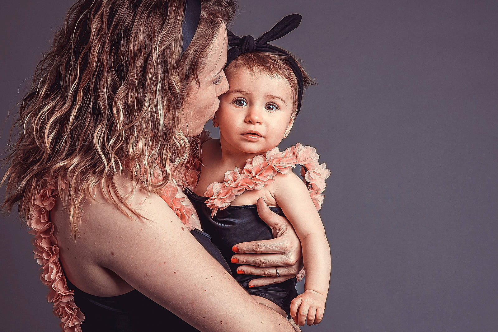 Livia a rejoint le concours — aidez-le/la à gagner de superbes lots ! arm, baby, blond, brown_hair, elbow, finger, flash_photography, fun, gesture, hair, hand, happy, head, human_body, iris, jewellery, long_hair, people_in_nature, person, skin