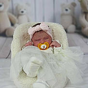 Zayneb a rejoint le concours — aidez-le/la à gagner de superbes lots ! baby, pacifier, headband, pink, white_clothing, sleeping, teddy_bear, soft_chair, fluffy, infant, cute, cozy, indoor, child, adorable, portrait, blanket, nursery, resting, comfort