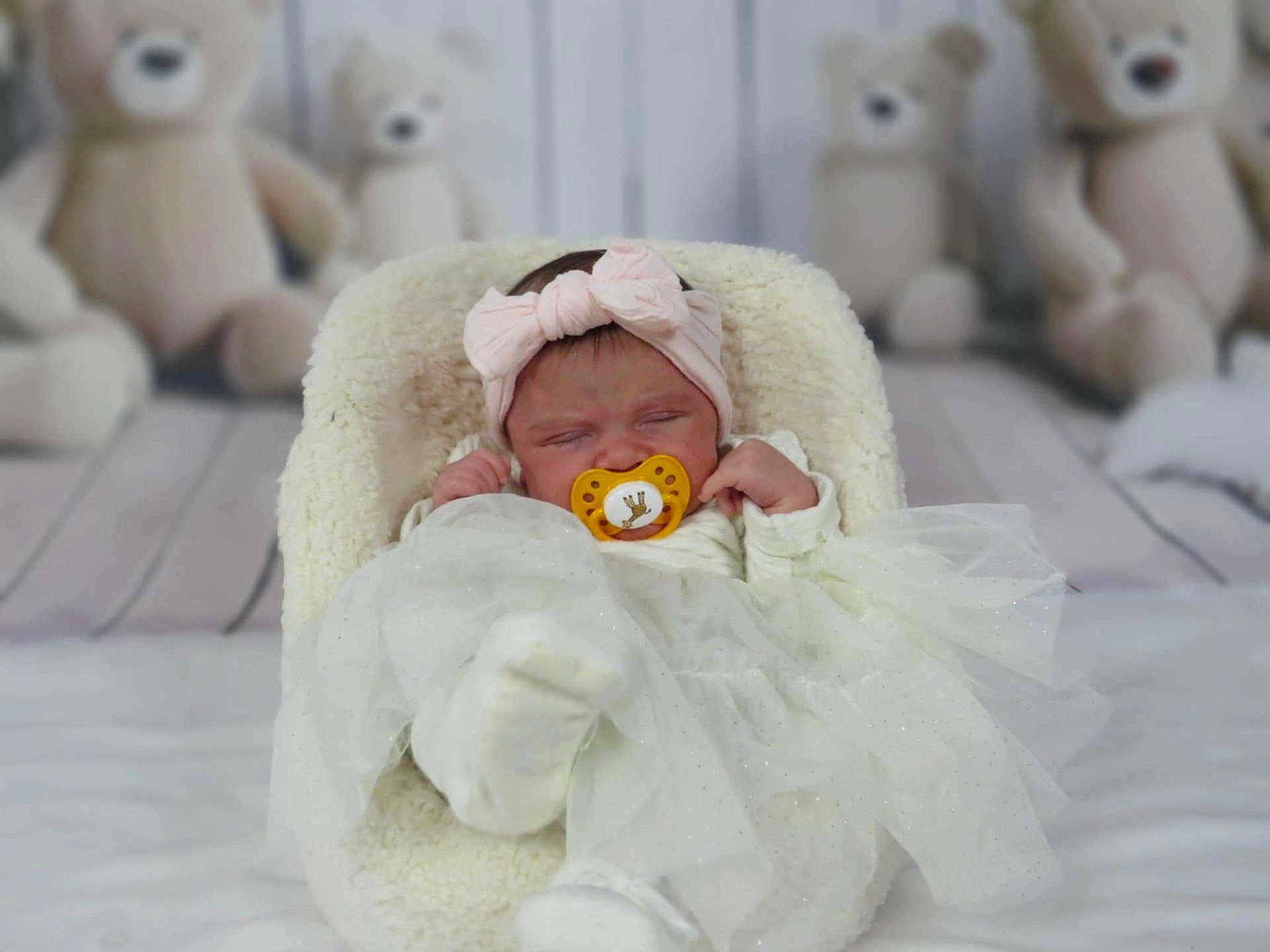 Zayneb a rejoint le concours — aidez-le/la à gagner de superbes lots ! baby, pacifier, headband, pink, white_clothing, sleeping, teddy_bear, soft_chair, fluffy, infant, cute, cozy, indoor, child, adorable, portrait, blanket, nursery, resting, comfort