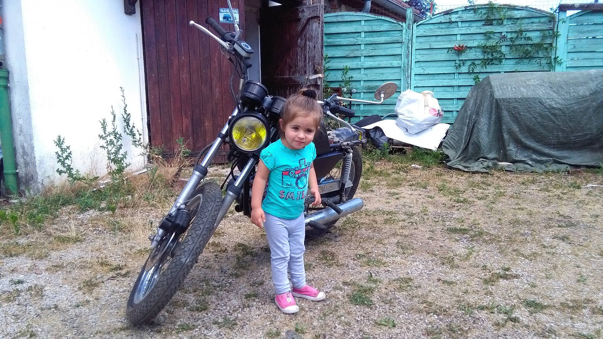 Alice La Petite Chipie participe au concours pour gagner de l'argent avec cette photo : auto_part, automotive_tire, automotive_wheel_system, bicycle, bicycle_fork, bicycle_frame, bicycle_part, bicycle_tire, bicycle_wheel, fun, grass, leisure, motor_vehicle, person, plant, recreation, rim, spoke, tire, toddler