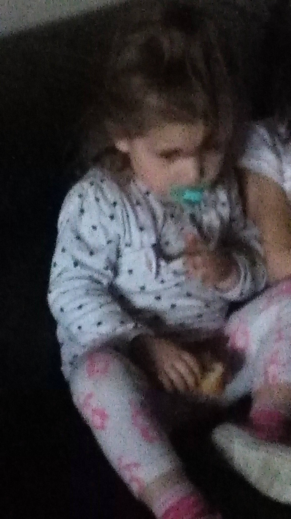 Alice La Petite Chipie participe au concours pour gagner de l'argent avec cette photo : baby, child, comfort, companion_dog, darkness, felidae, flesh, fun, fur, human_body, iris, mouth, person, sitting, sleeve, small_to_medium_sized_cats, t_shirt, tail, toddler, visual_arts