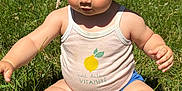 Lyla a rejoint le concours — aidez-le/la à gagner de superbes lots ! baby, barefoot, casual, child, curious, cute, daytime, grass, greenery, infant, lemon_print, nature, outdoor, person, play, sitting, summer, sunhat, sunlight, tank_top
