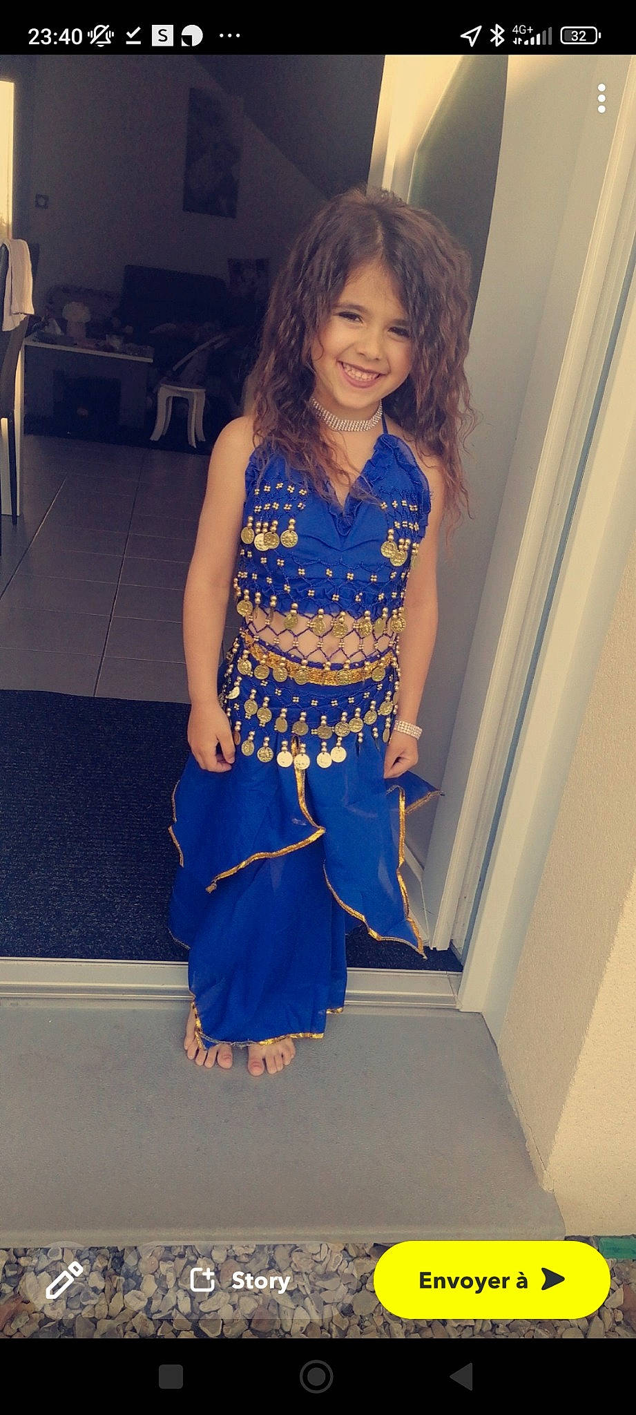 Lindsay a rejoint le concours — aidez-le/la à gagner de superbes lots ! abdomen, day_dress, denim, dress, electric_blue, fashion_design, formal_wear, happy, human_leg, jewellery, joy, long_hair, neck, one_piece_garment, pattern, person, shoulder, sleeve, smile, thigh