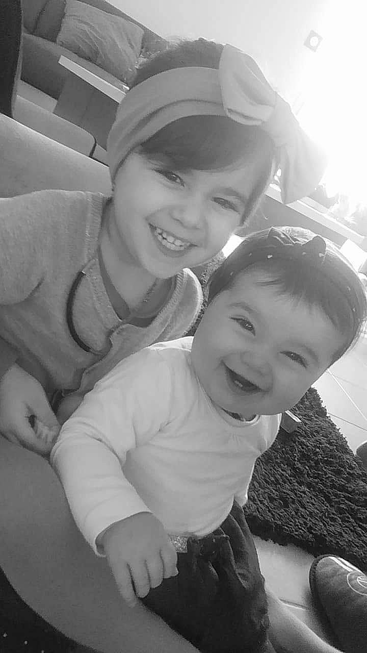 Kellya participe au concours pour gagner de l'argent avec cette photo : black, black_and_white, child, facial_expression, family, fun, gesture, happy, joy, laugh, monochrome, monochrome_photography, people, person, photograph, photography, sibling, smile, snapshot, style