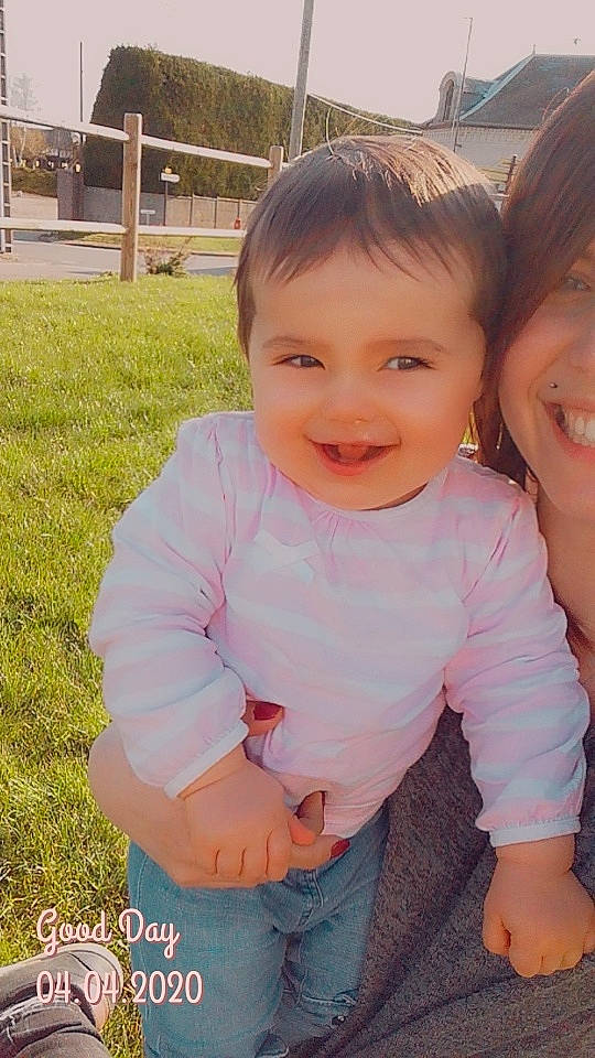 Kellya participe au concours pour gagner de l'argent avec cette photo : baby, baby_toddler_clothing, beauty, cheek, child, eye, face, facial_expression, forehead, fun, grass, head, joy, lip, nose, people, person, pink, product, skin