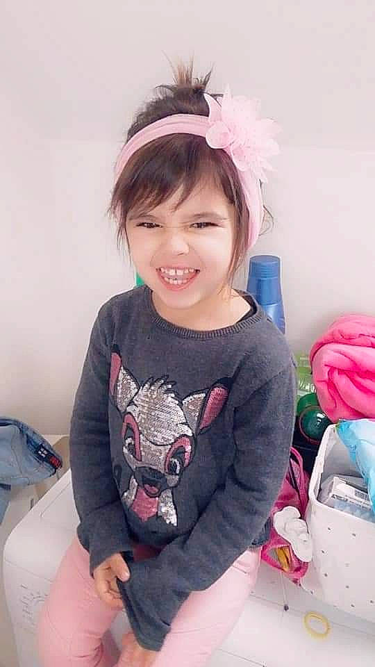 Lindsay a rejoint le concours — aidez-le/la à gagner de superbes lots ! bangs, cheek, child, ear, fashion_accessory, hair, hair_accessory, hairstyle, head, headband, headgear, headpiece, joy, neck, outerwear, person, pink, skin, sleeve, smile