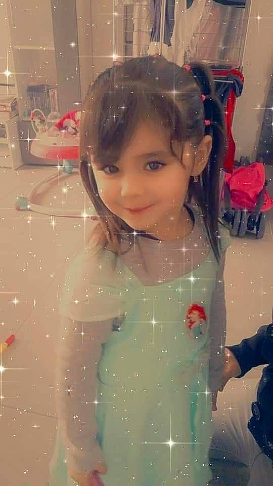 Lindsay a rejoint le concours — aidez-le/la à gagner de superbes lots ! black_hair, cheek, child, face, forehead, fun, hair, happy, head, joy, long_hair, person, play, skin, smile, toddler