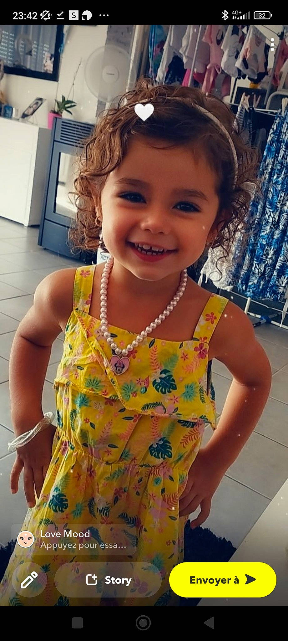 Kellya a rejoint le concours — aidez-le/la à gagner de superbes lots ! baby_toddler_clothing, blue, child, chin, dress, facial_expression, fashion, fun, hairstyle, happy, head, human, joy, neck, organ, people, person, skin, smile, standing