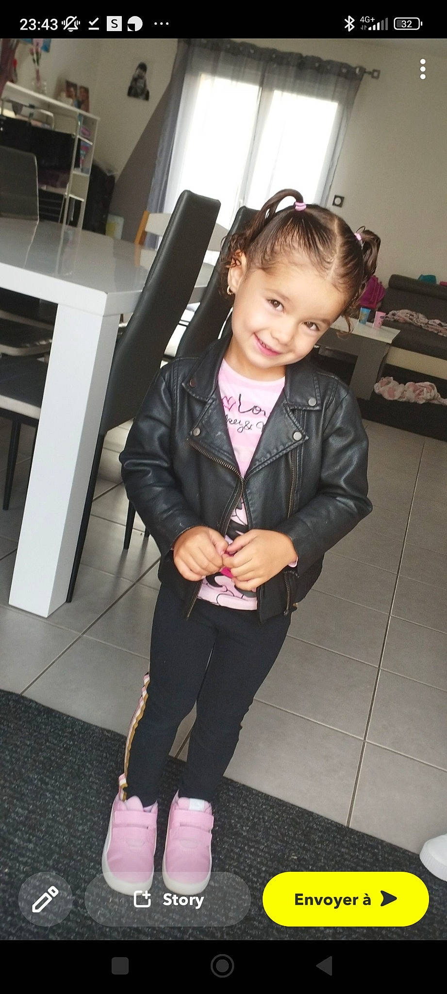 Kellya a rejoint le concours — aidez-le/la à gagner de superbes lots ! bag, black_hair, blazer, child, collar, denim, dress_shirt, fashion_accessory, fashion_design, flooring, formal_wear, fun, fur, hairstyle, joy, leather, leather_jacket, person, sleeve, smile