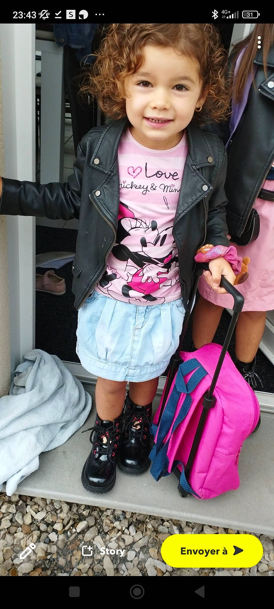 Kellya participe au concours pour gagner de l'argent avec cette photo : bag, child, eyewear, fashion, fashion_design, fun, hairstyle, human_leg, jewellery, joy, knee, luggage_and_bags, magenta, necklace, person, pink, sleeve, sock, style, textile