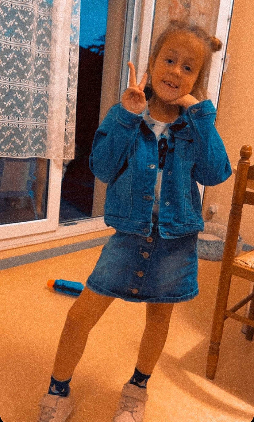 Lyanah participe au concours pour gagner de l'argent avec cette photo : blue, child, denim, electric_blue, fashion_accessory, fashion_design, flooring, fun, human_leg, joint, joy, knee, leg, pattern, person, shoe, shoulder, sleeve, t_shirt, thigh
