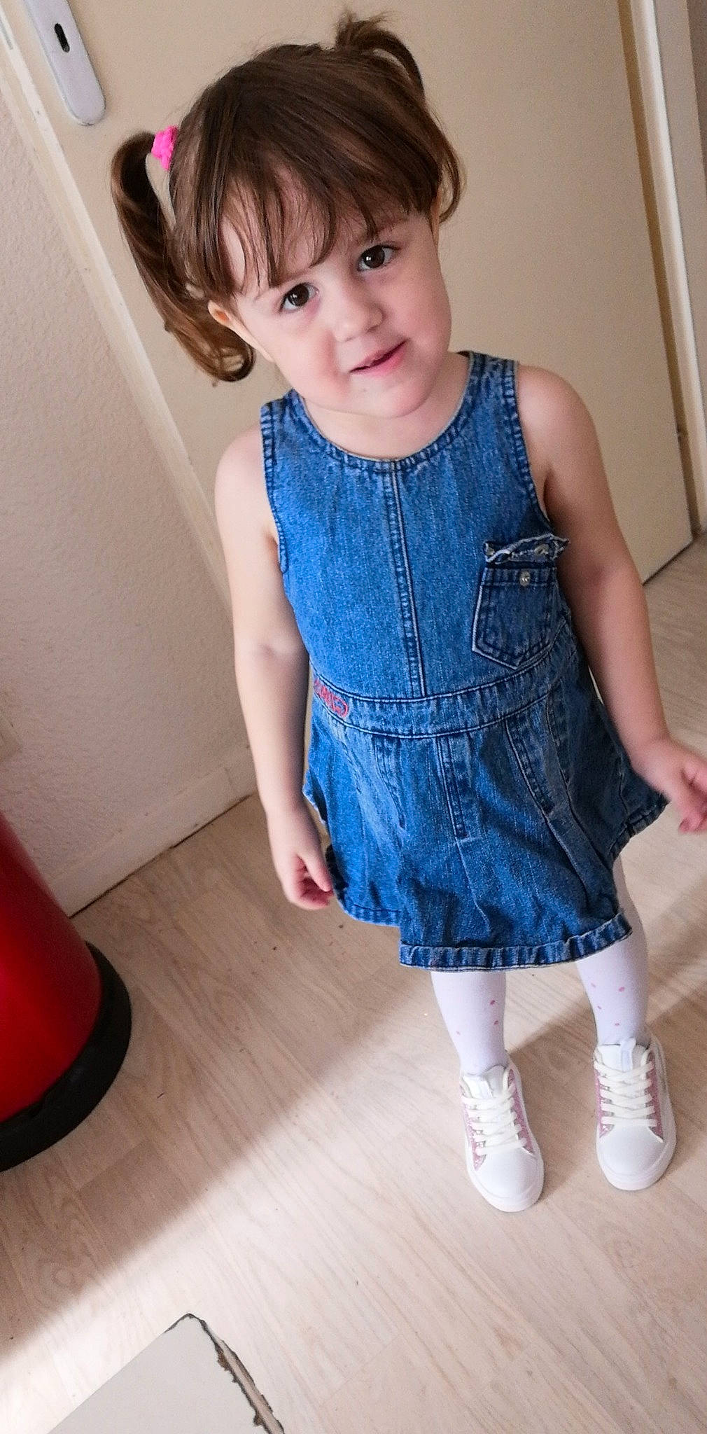 Lyanah participe au concours pour gagner de l'argent avec cette photo : blue, child, child_model, clothing, denim, dress, jeans, knee, leg, one_piece_garment, outerwear, overall, pattern, person, pocket, sleeve, textile, tights, toddler, trunk