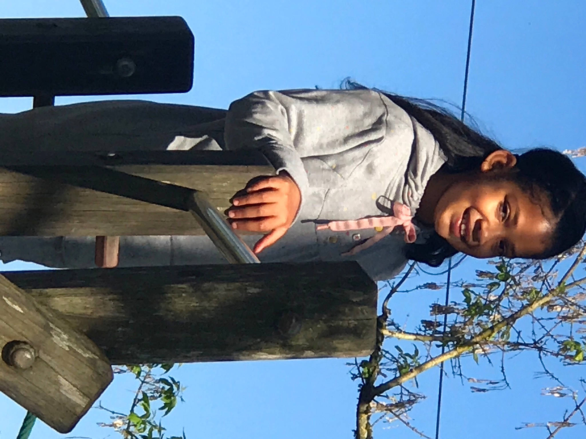 Christina a rejoint le concours — aidez-le/la à gagner de superbes lots ! arm, art, cloud, cool, eyewear, flash_photography, fun, happy, hat, human_body, joy, leisure, people_in_nature, person, sitting, sky, smile, tints_and_shades, travel, tree