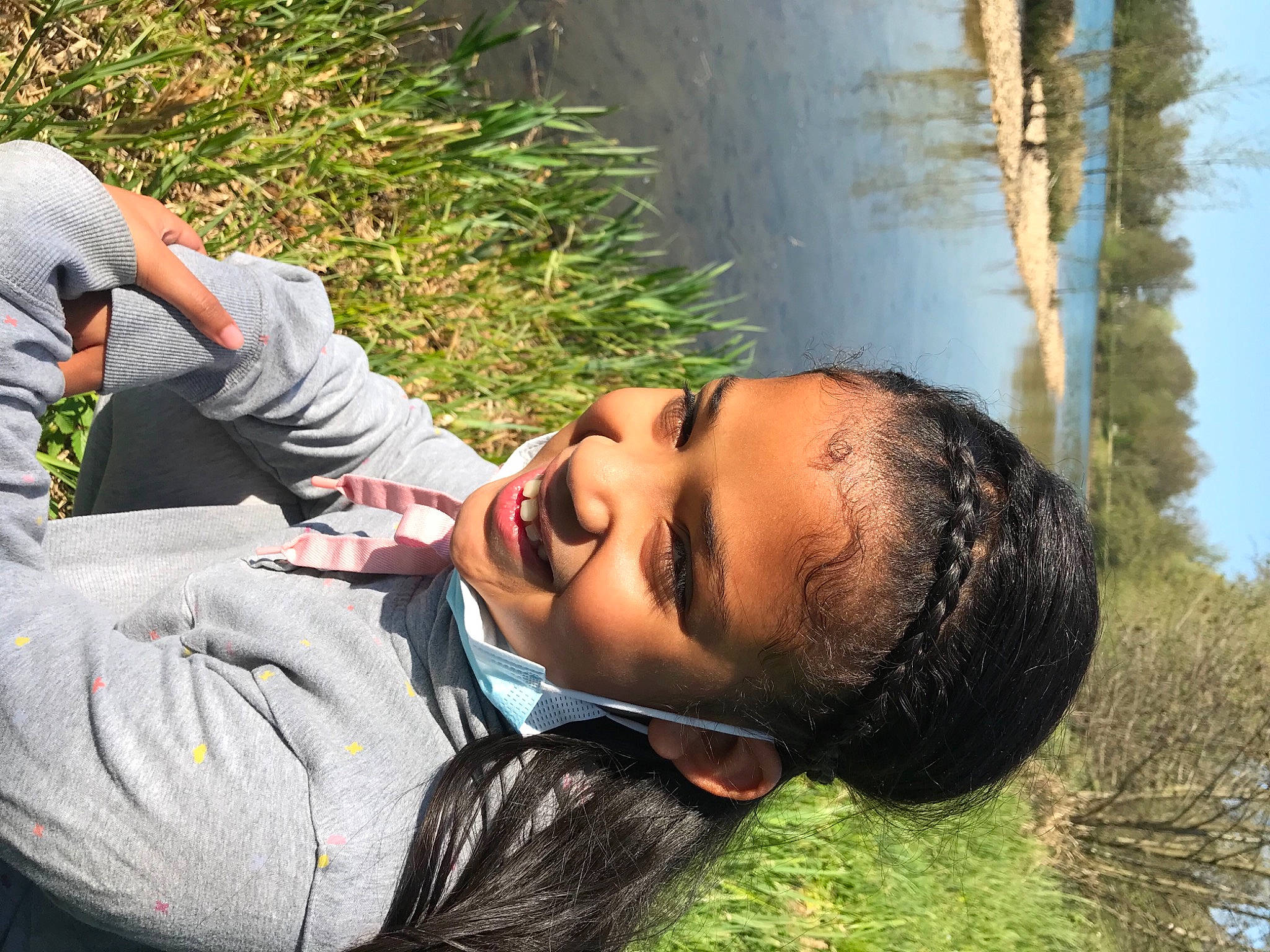 Christina a rejoint le concours — aidez-le/la à gagner de superbes lots ! child, eyewear, fun, grass, grassland, happy, joy, lake, landscape, leisure, people_in_nature, person, personal_protective_equipment, plant, recreation, sky, smile, soil, tree, water