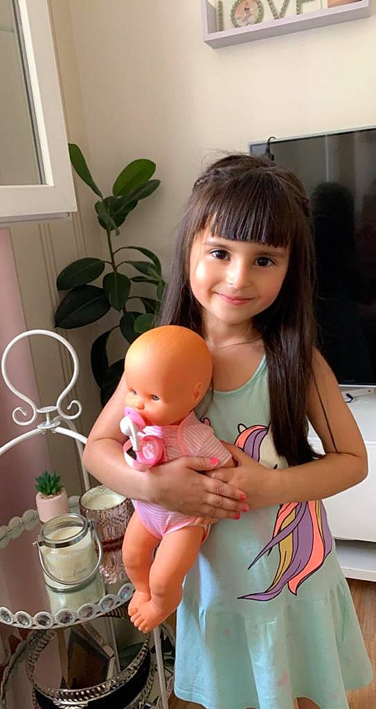 Nermin a rejoint le concours — aidez-le/la à gagner de superbes lots ! abdomen, arm, bangs, chest, child, drinkware, gesture, hand, happy, human_leg, joy, person, picture_frame, plant, skin, smile, tableware, thigh, thumb, toy