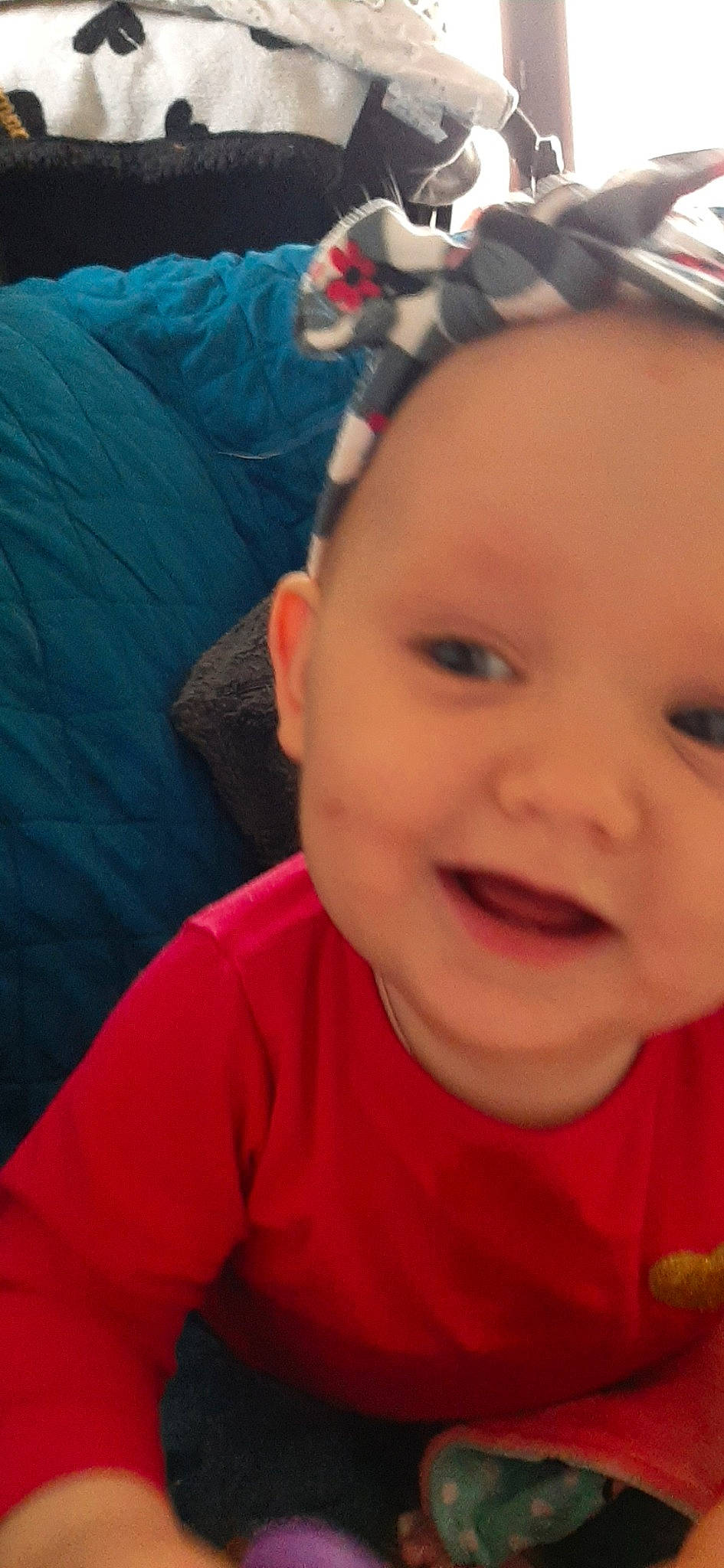 érine a rejoint le concours — aidez-le/la à gagner de superbes lots ! baby, cheek, chin, ear, eye, eyebrow, eyelash, facial_expression, finger, forehead, happy, human_body, iris, lip, mouth, neck, nose, person, pink, skin