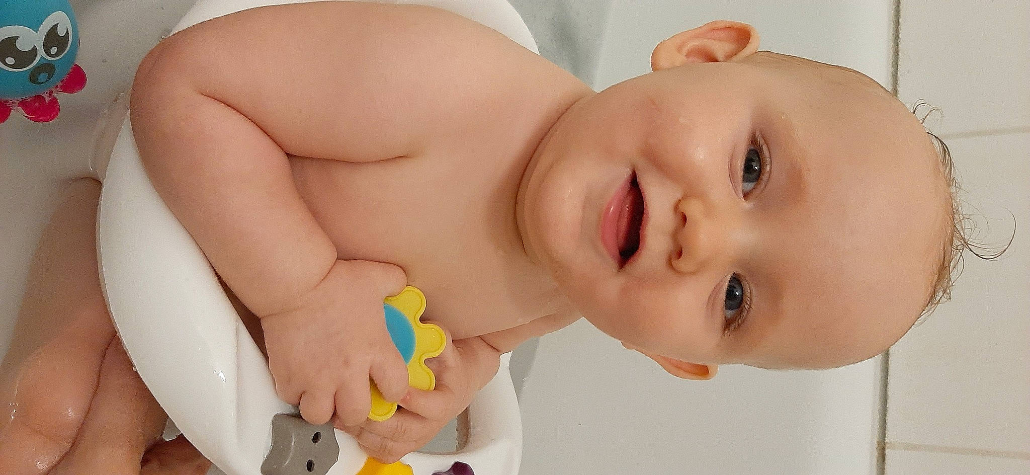 érine a rejoint le concours — aidez-le/la à gagner de superbes lots ! arm, baby, cheek, chest, ear, eyebrow, eyelash, finger, happy, head, human_body, iris, lip, mouth, muscle, neck, nose, person, product, skin