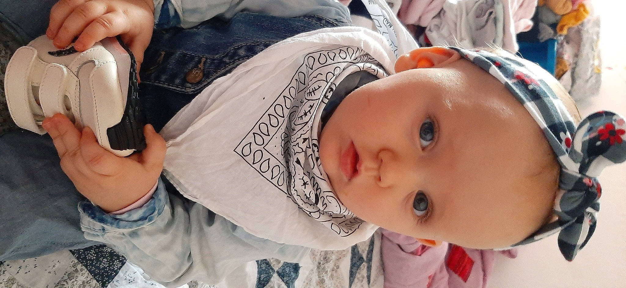 érine a rejoint le concours — aidez-le/la à gagner de superbes lots ! baby, baby_toddler_clothing, cheek, child, comfort, ear, eyelash, gesture, happy, linens, lip, mammal, mouth, nose, person, product, skin, sleeve, toddler, vertebrate