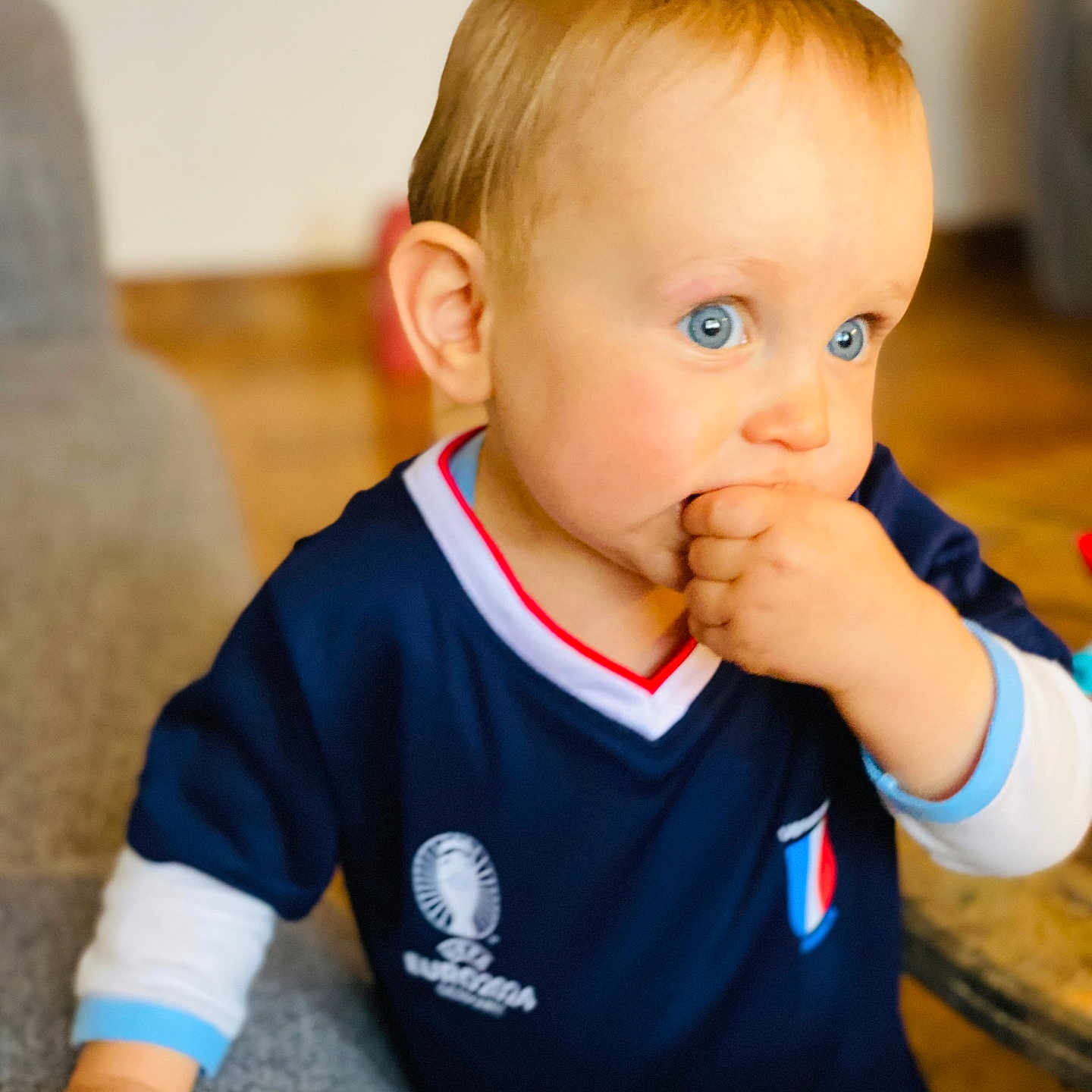 Siméo participe au concours pour gagner de l'argent avec cette photo : baby, biting, bodypart, clothing, couch, cutlery, eating, face, finger, food, furniture, hand, happy, head, person, photography, portrait, sitting, spoon, t_shirt