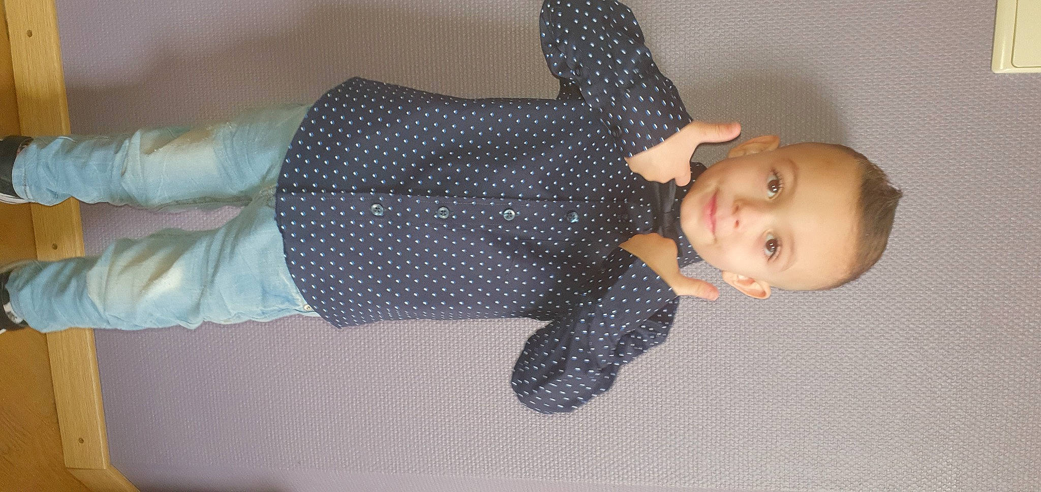 Tiago participe au concours pour gagner de l'argent avec cette photo : baby, baby_products, baby_toddler_clothing, child, comfort, elbow, finger, flooring, hand, head, human_leg, joy, knee, linens, pattern, person, sitting, sleeve, smile, textile