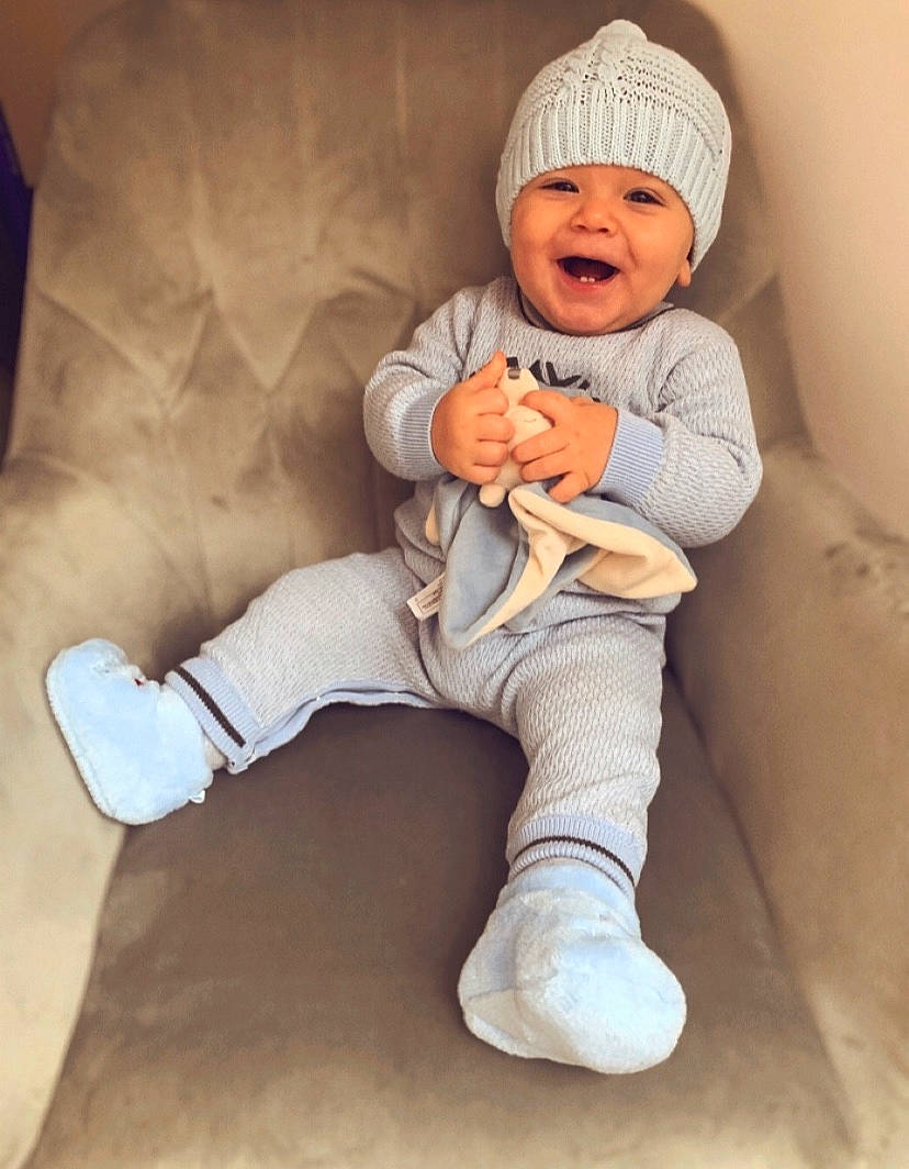 Yoni a rejoint le concours — aidez-le/la à gagner de superbes lots ! baby, baby_sleeping, baby_toddler_clothing, cap, cheek, comfort, eye, face, finger, head, headgear, headwear, leg, linens, mouth, outerwear, person, skin, sleeve, smile