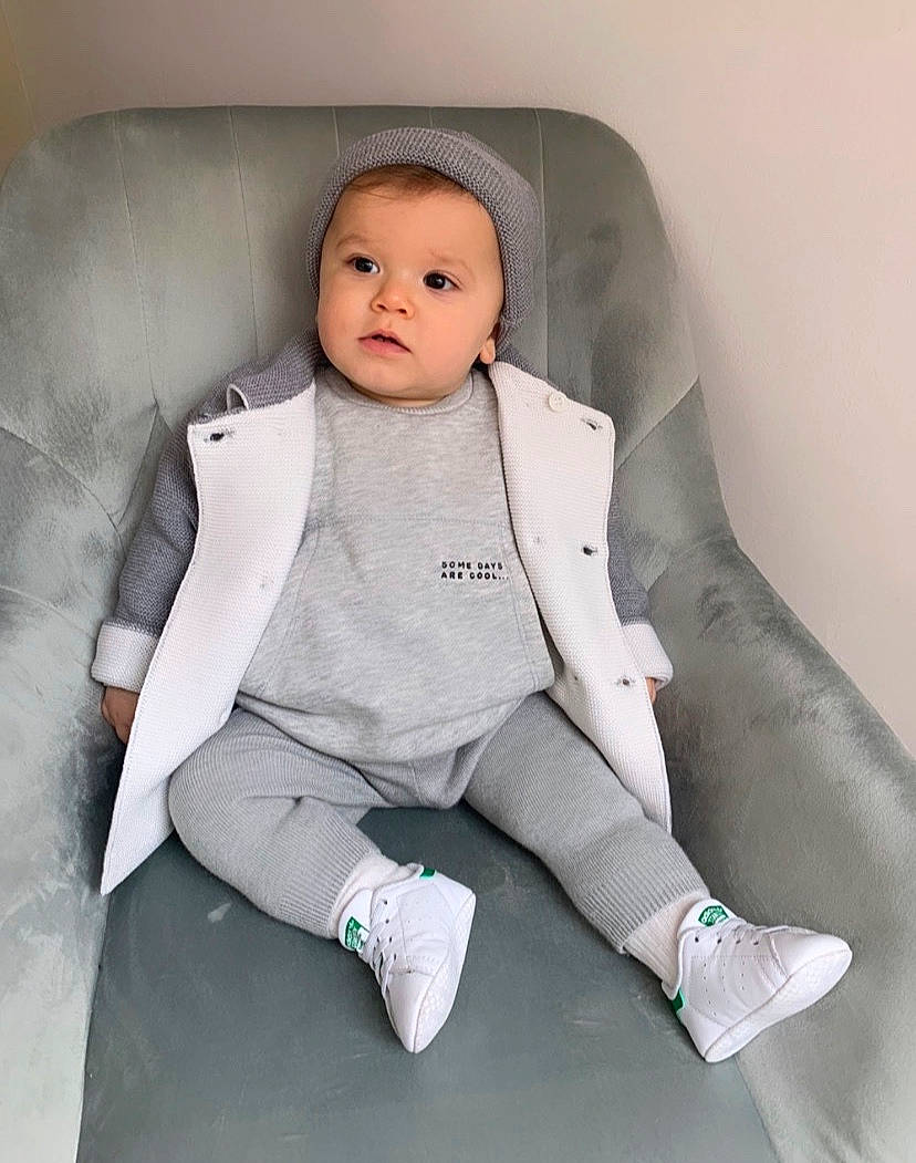 Yoni participe au concours pour gagner de l'argent avec cette photo : automotive_design, baby, baby_toddler_clothing, blazer, car_seat, child, collar, comfort, flash_photography, formal_wear, headwear, human_leg, knee, outerwear, person, personal_protective_equipment, service, sitting, sleeve, thigh