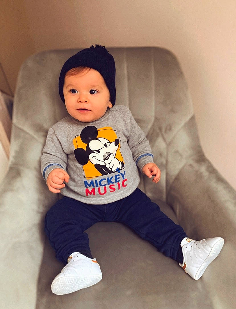 Yoni participe au concours pour gagner de l'argent avec cette photo : baby, baby_toddler_clothing, black_hair, cheek, chin, comfort, cool, eye, face, facial_expression, flash_photography, hairstyle, head, headgear, headwear, neck, person, skin, sleeve, standing