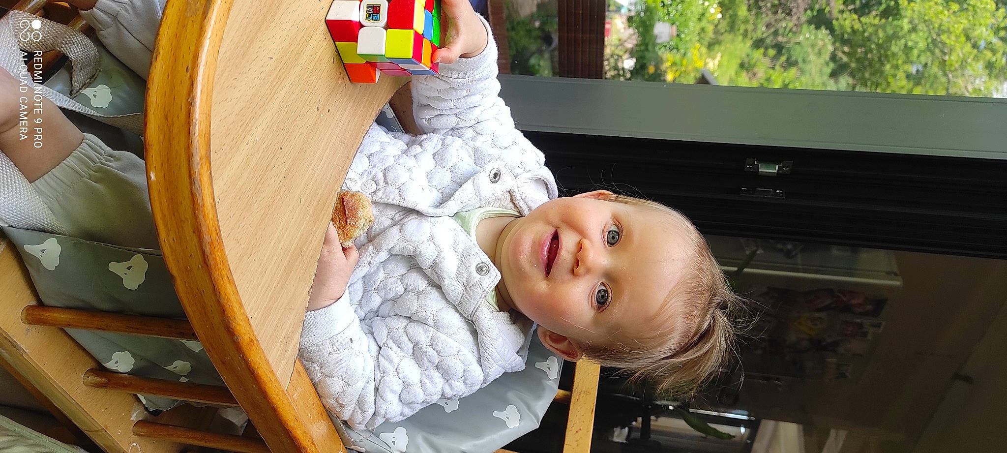 Léonie a rejoint le concours — aidez-le/la à gagner de superbes lots ! baby, baby_toddler_clothing, child, fun, gesture, happy, laugh, leisure, person, plant, play, portrait_photography, product, room, sitting, smile, t_shirt, toddler, toy, vacation