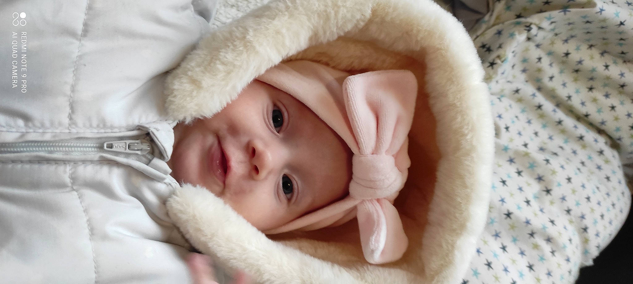 Léonie a rejoint le concours — aidez-le/la à gagner de superbes lots ! baby, baby_sleeping, cheek, child, chin, comfort, ear, eye, eyebrow, eyelash, fashion_accessory, finger, fur, gesture, headgear, headwear, linens, nose, person, skin