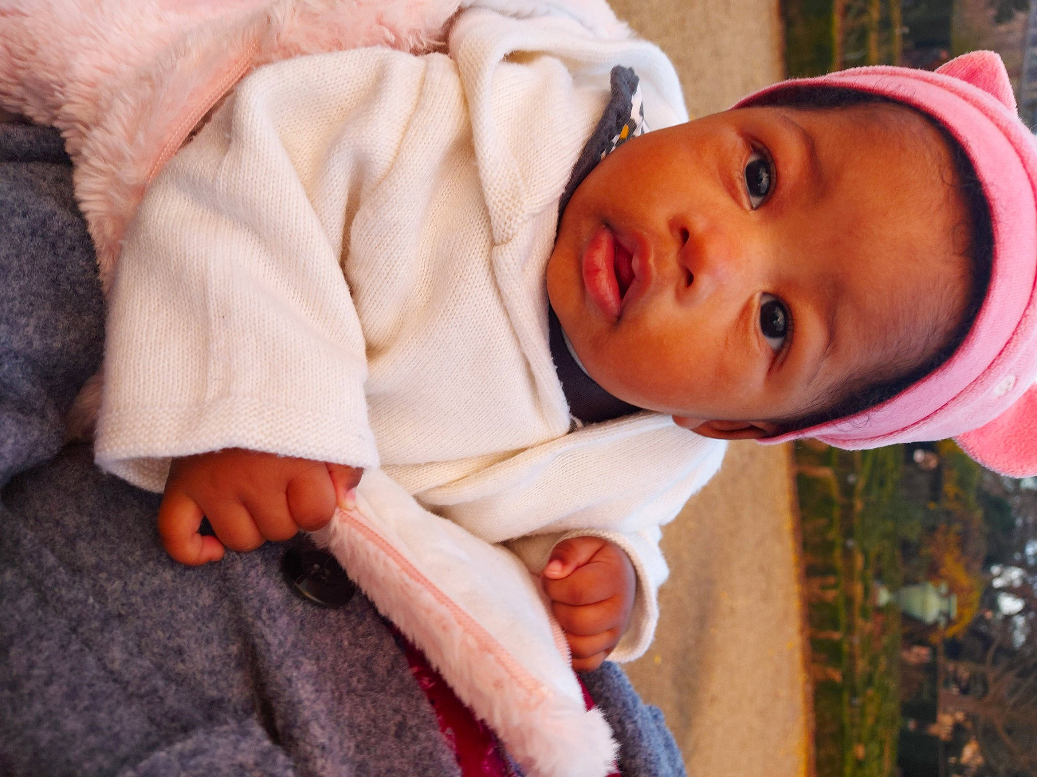 Romina a rejoint le concours — aidez-le/la à gagner de superbes lots ! baby, baby_toddler_clothing, cheek, child, close_up, comfort, eyelash, gesture, grass, happy, hat, human_body, nail, nose, person, plant, skin, sleeve, smile, toddler