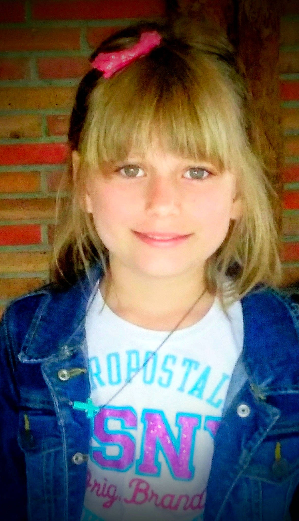 Breanna is registered to the contest to win money with this photo: bangs, blond, brown_hair, cheek, child_model, chin, cool, eye, eyebrow, face, feathered_hair, forehead, hair, hair_accessory, hair_coloring, hairstyle, headgear, joy, lip, long_hair