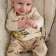 Aaron a rejoint le concours — aidez-le/la à gagner de superbes lots ! baby, infant, smiling, baby_seat, clothing, slippers, cartoon_character, cute, child, indoor, person, plush, comfortable, playful, sitting, young_child, apparel, portrait, cozy, expression