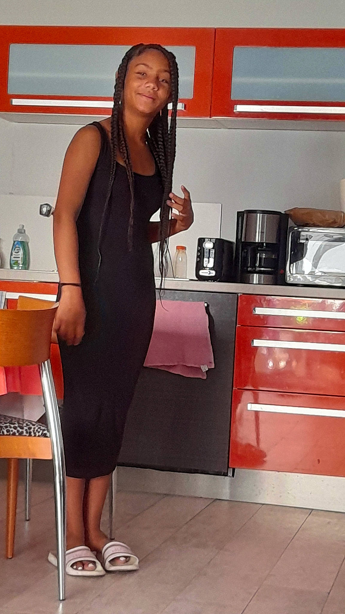 Ester a rejoint le concours — aidez-le/la à gagner de superbes lots ! cabinetry, cooking, cornrows, countertop, dress, fashion_design, gas, home_appliance, homemaker, human_leg, joint, joy, kitchen, kitchen_appliance, knee, major_appliance, person, sheath_dress, sleeve, smile