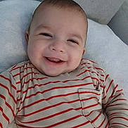 Nathan a rejoint le concours — aidez-le/la à gagner de superbes lots ! baby, blanket, cheeks, close_up, cozy, eyes, fabric, face, hands, happy, indoor, infant, mouth, person, pocket, portrait, smiling, striped_shirt, teeth, towel