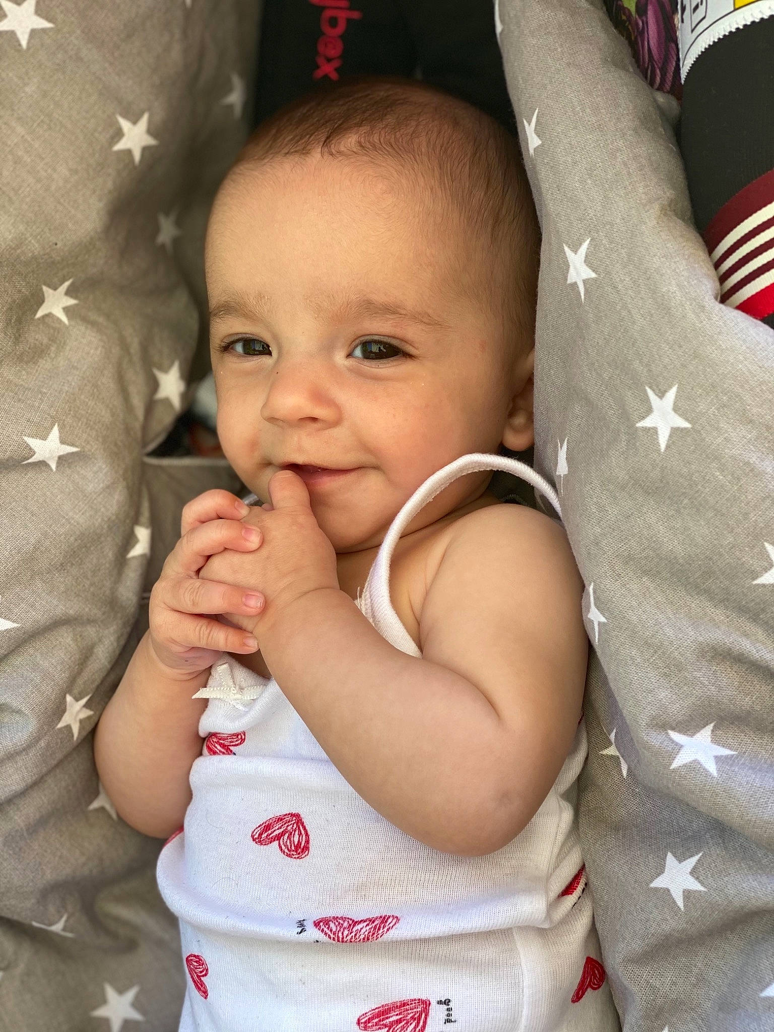 Gabriella a rejoint le concours — aidez-le/la à gagner de superbes lots ! arm, baby, baby_toddler_clothing, cheek, chin, eye, eyebrow, facial_expression, finger, gesture, happy, human, lip, mouth, nose, person, product, skin, sleeve, smile