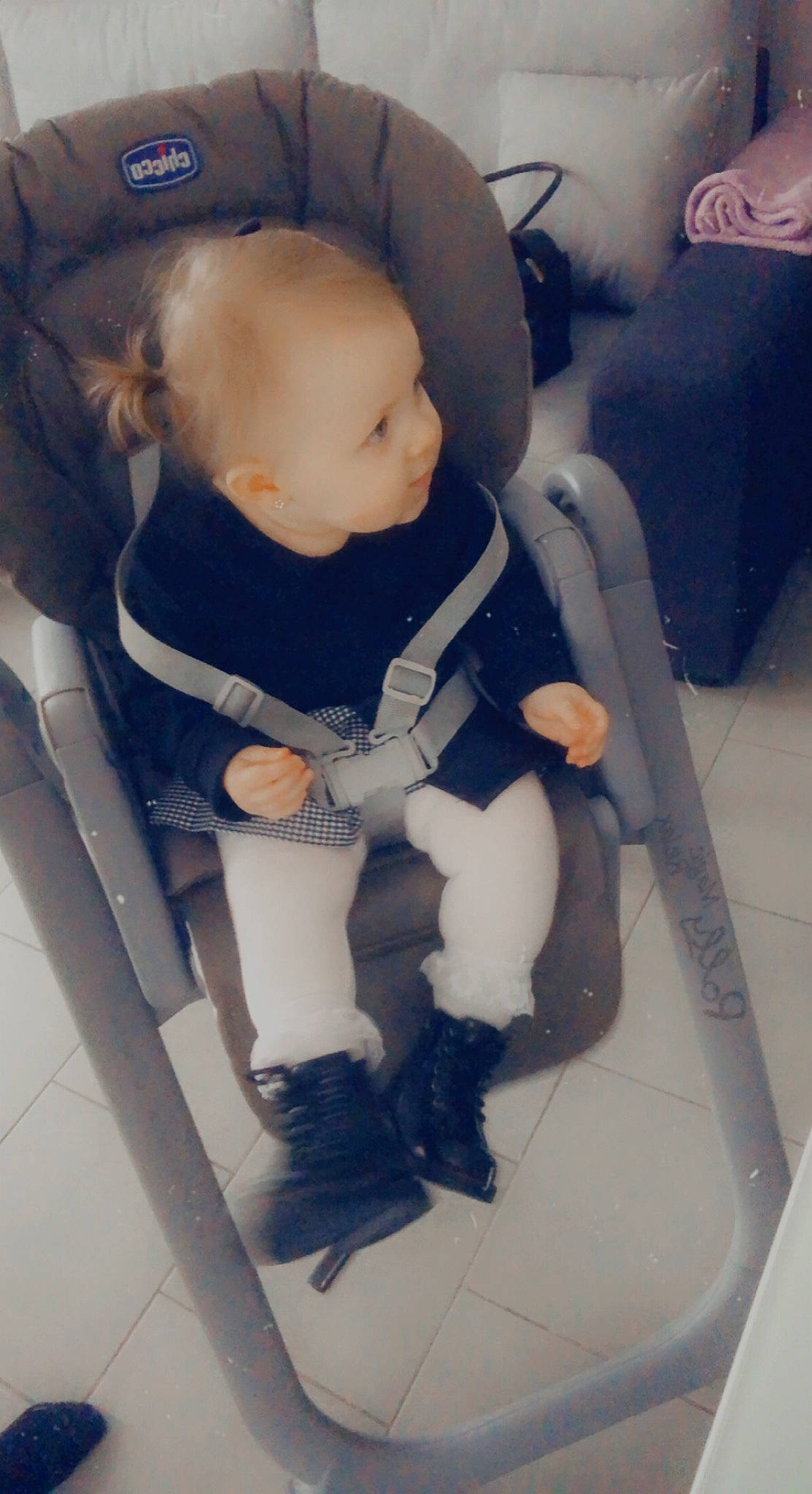 Mahïna participe au concours pour gagner de l'argent avec cette photo : baby, baby_carriage, baby_in_car_seat, baby_products, baby_safety, baby_sleeping, baby_toddler_clothing, car_seat, chair, cheek, child, comfort, electric_blue, face, head, human_leg, knee, lap, person, thigh