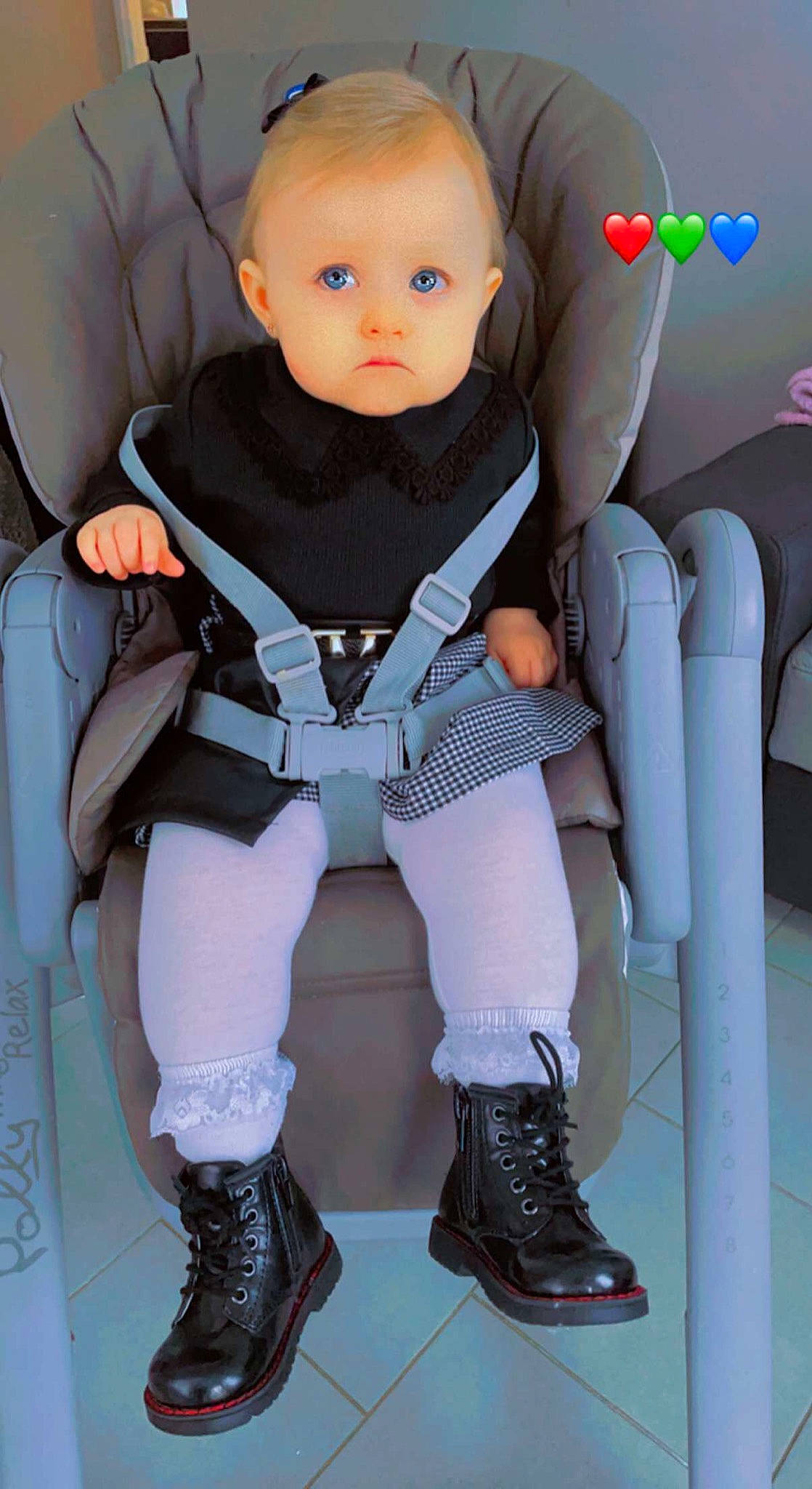 Mahïna participe au concours pour gagner de l'argent avec cette photo : baby, baby_toddler_clothing, black, chair, comfort, face, head, human_body, joint, knee, leg, organ, person, personal_protective_equipment, seat_belt, shoe, skin, sleeve, thigh, toddler