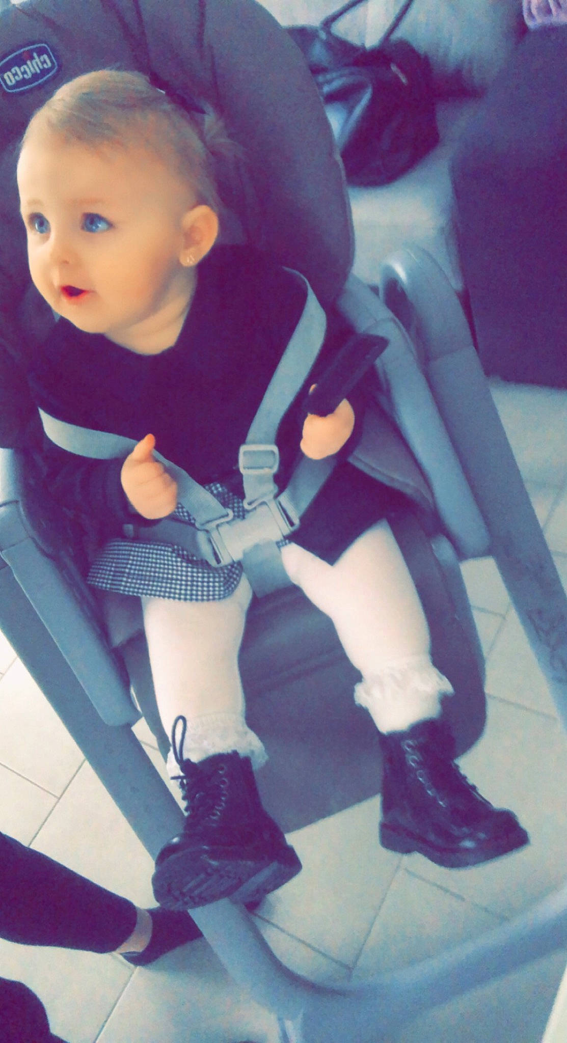 Mahïna participe au concours pour gagner de l'argent avec cette photo : arm, azure, baby_toddler_clothing, comfort, cool, face, finger, footwear, head, human_body, joint, knee, lap, leg, person, photograph, shoe, sneakers, sock, thigh