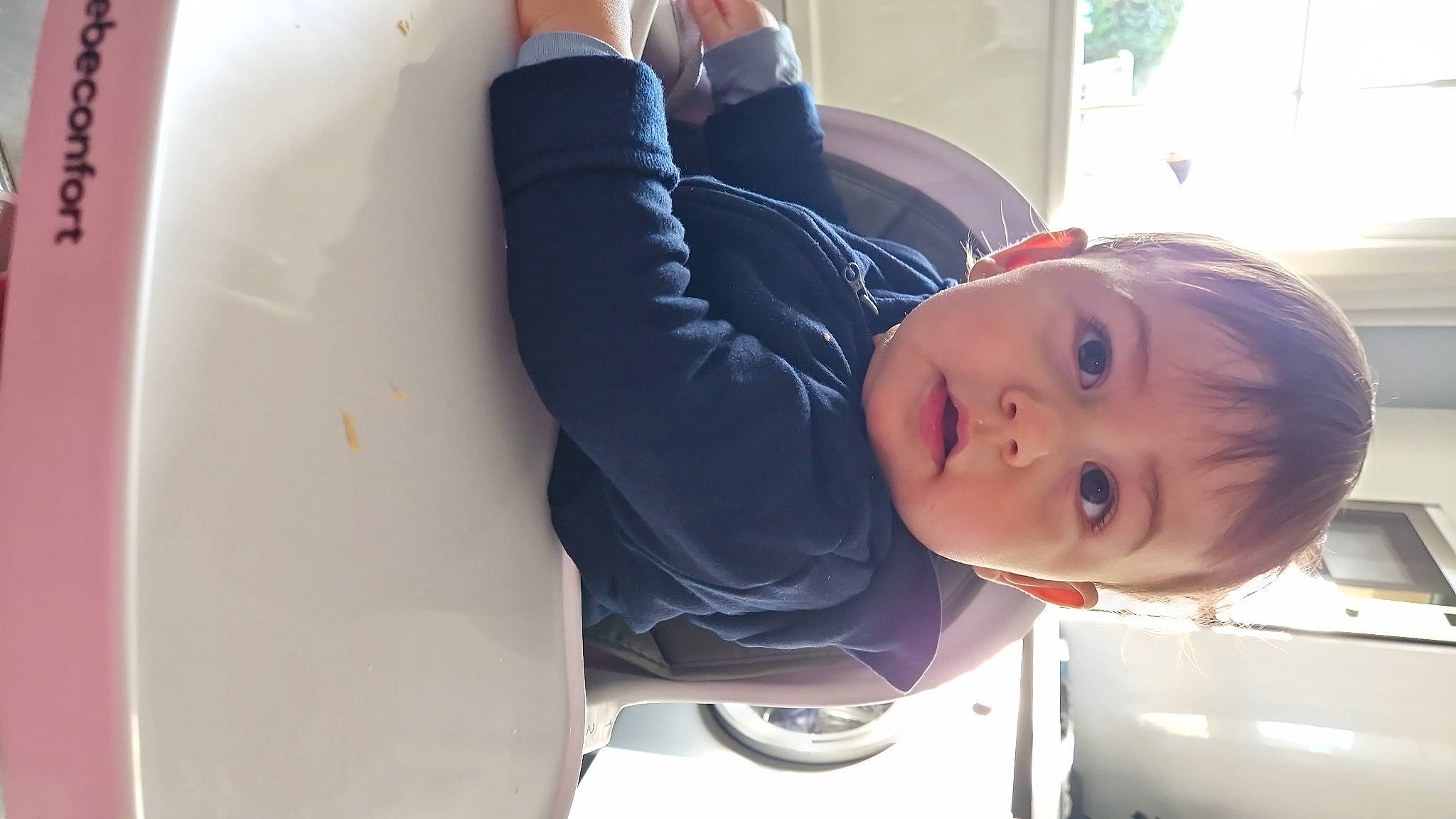 Léon a rejoint le concours — aidez-le/la à gagner de superbes lots ! blond, child, comfort, couch, fun, happy, nose, person, sitting, smile, surprise, toddler, tree, vacation, window