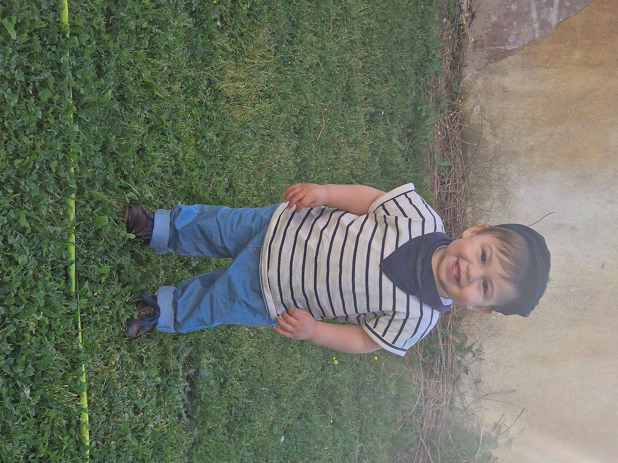 Léon a rejoint le concours — aidez-le/la à gagner de superbes lots ! barefoot, child, elbow, fun, grass, grassland, happy, human_leg, joy, leisure, pattern, people_in_nature, person, plant, shadow, shrub, sitting, soil, t_shirt, toddler