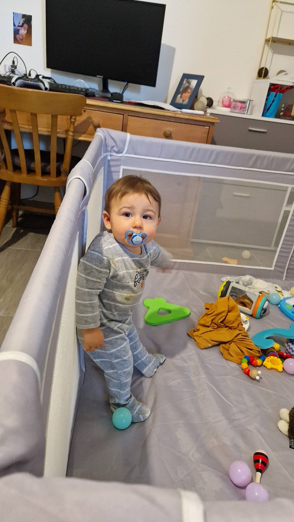 Léon participe au concours pour gagner de l'argent avec cette photo : baby, baby_products, baby_toddler_clothing, child, comfort, display_device, floor, flooring, fun, hardwood, home_appliance, led_backlit_lcd_display, person, play, product, room, sitting, television, toddler, toy