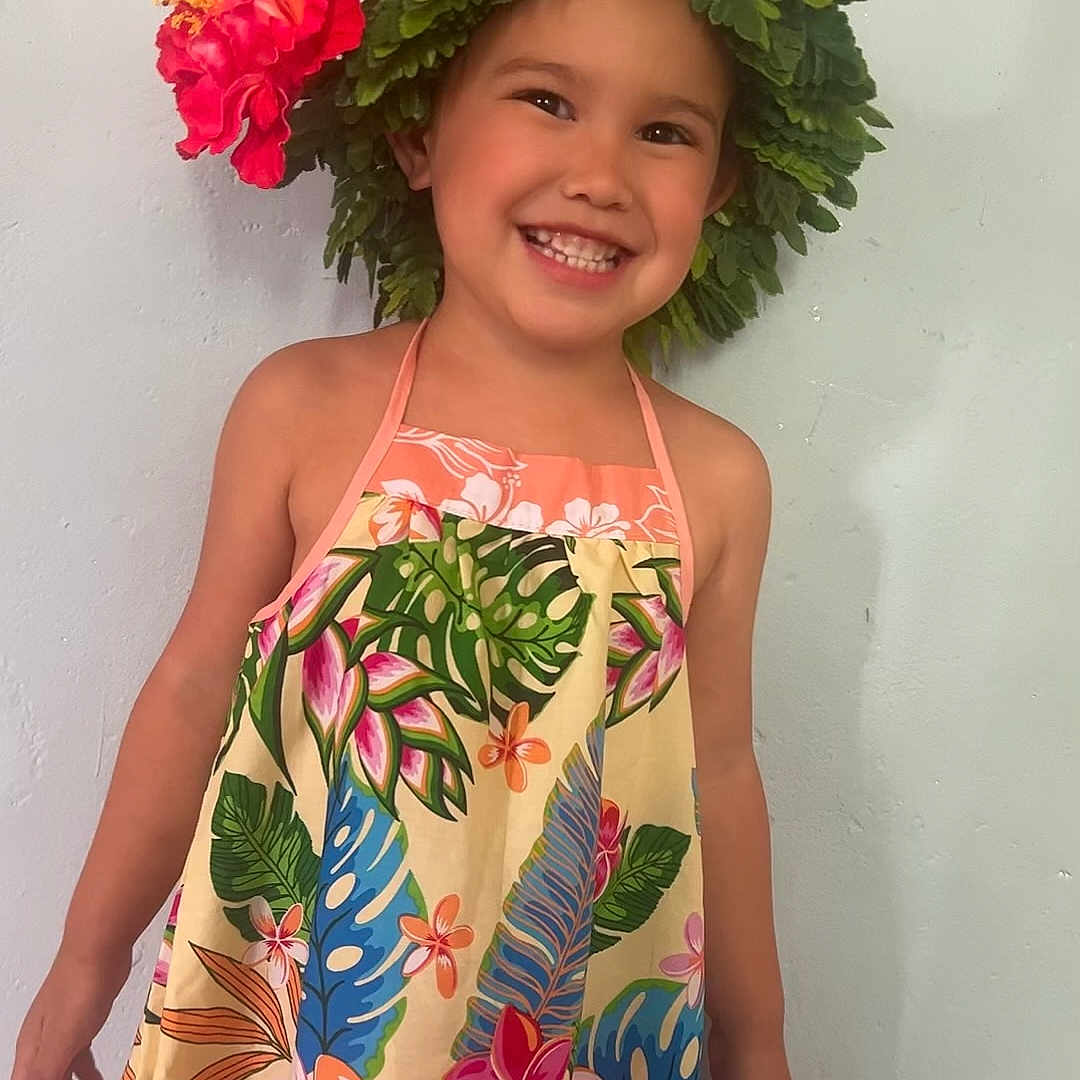 Hei Eva a rejoint le concours — aidez-le/la à gagner de superbes lots ! bright, child, colorful, cute, dress, fashion, flower, girl, happy, headwear, indoor, leaf_crown, nature, person, plants, portrait, skin, smiling, tropical, young