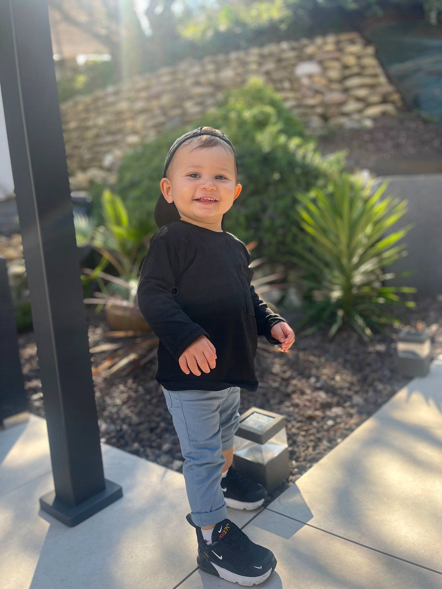 Marlone a rejoint le concours — aidez-le/la à gagner de superbes lots ! bag, child, flooring, fun, garden, grass, happy, joy, leisure, luggage_and_bags, person, plant, public_space, recreation, sitting, smile, street, toddler, tourism, tree